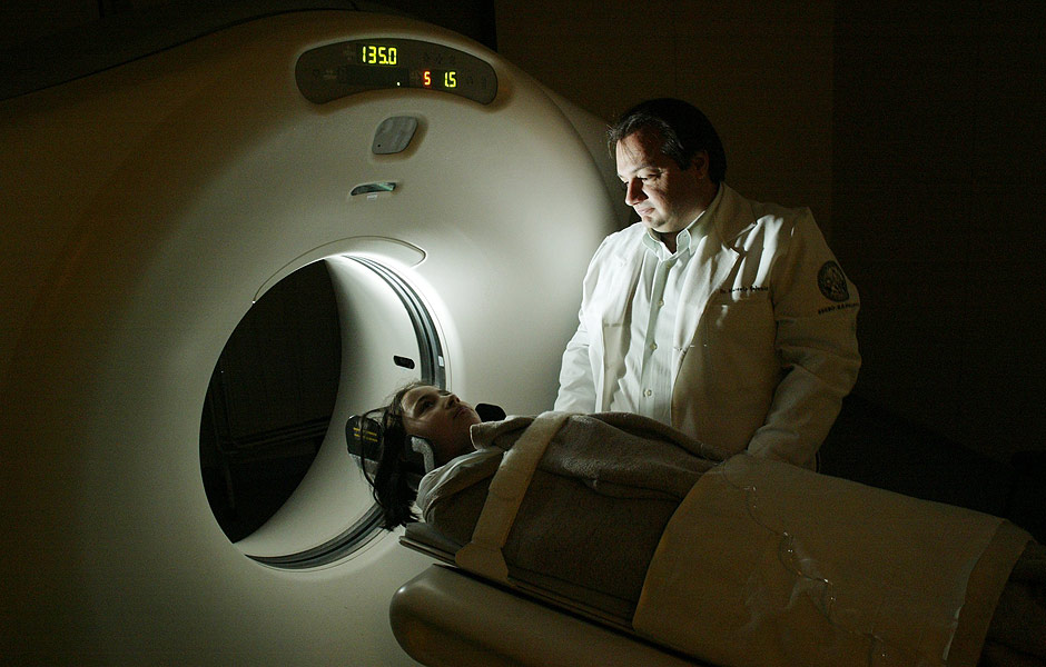 O mdico Marcelo Valente realiza exame em criana com aparelho de diagnstico de imagem por ressonncia magntica nuclear