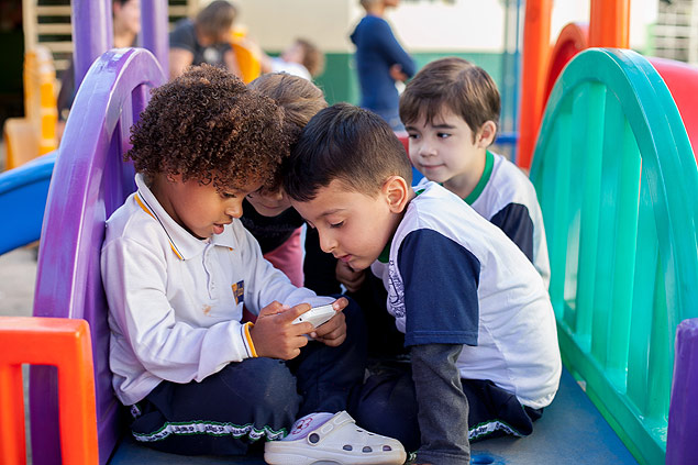 JARINU - SP - BRASIL - 27.07.2015 - Creche de crianças de 1 até 6 anos. Crianças entre 3 e 4 anos brincam com celular. (Foto: Raquel Cunha/Folhapress, SUP-ESPECIAIS) ***EXCLUSIVO***