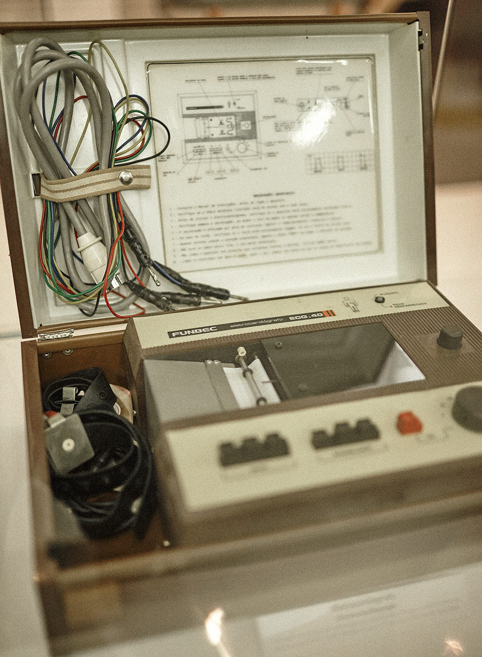 Eletrocardigrafo do Hospital das Clnicas utilizado nas dcadas de 1970 e 1980 e pertencente ao acervo do Museu Histrico da Faculdade de Medicina da USP