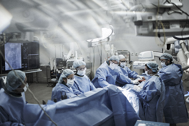 Cirurgia vascular em sala hibrida do Hospital Israelita Albert Einstein, em So Paulo