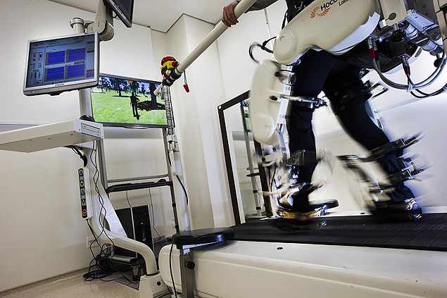 Paciente faz exerccio em rob fisioterapeuta na unidade da Vila Mariana (SP) da Rede Lucy Montoro 
