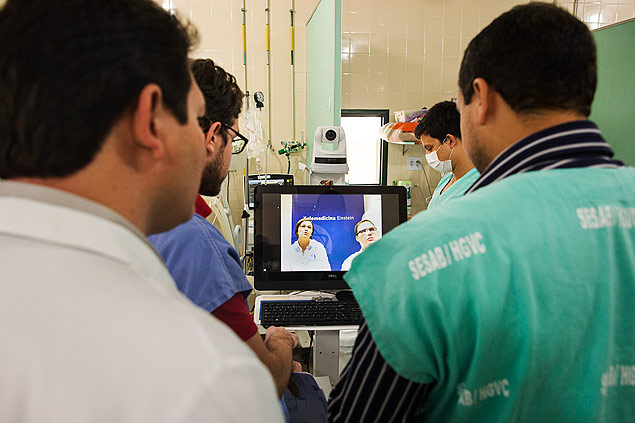 Equipe mdica do Hospital Geral de Vitoria da Conquista (BA) troca informaes ao vivo com mdicos do Einstein (SP)