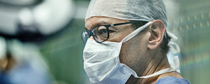 Dr. Paulo Niemeyer Filho durante cirurgia de retirada de tumor no crebro (Gustavo Lacerda/Folhapress)