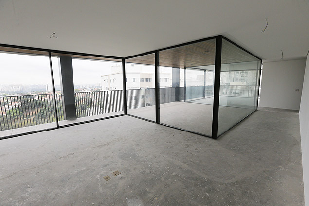 Sala com sacada de vidro em apartamento no condomnio Oito, que custa de R$ 8 milhes a R$ 9 milhes