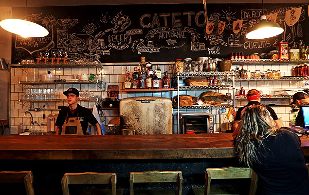 Com ar interiorano, bar Cateto só serve cerveja artesanal e charcutaria de pequeno produtor