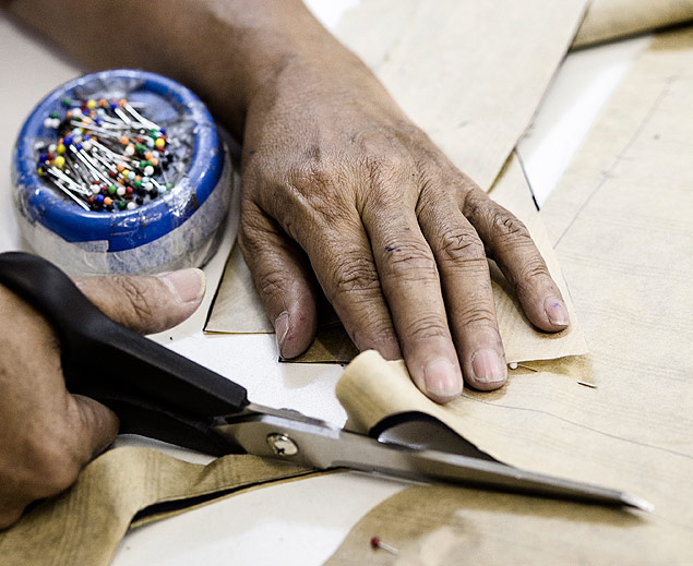 Mãos da cortadeira Jacinta Fátima Rodrigues de Castro, que trabalha com roupas há 30 anos