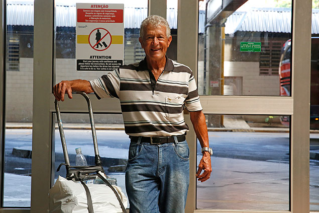 Paulo Alves Bueno, 71, morador de Mogi-Guau, no terminal rodovirio Tiet, em So Paulo