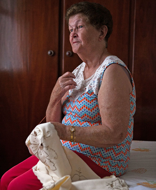 Dona Theresa, 77, faz bordado em casa