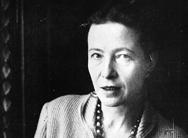 A escritora francesa Simone de Beauvoir em foto para a revista 