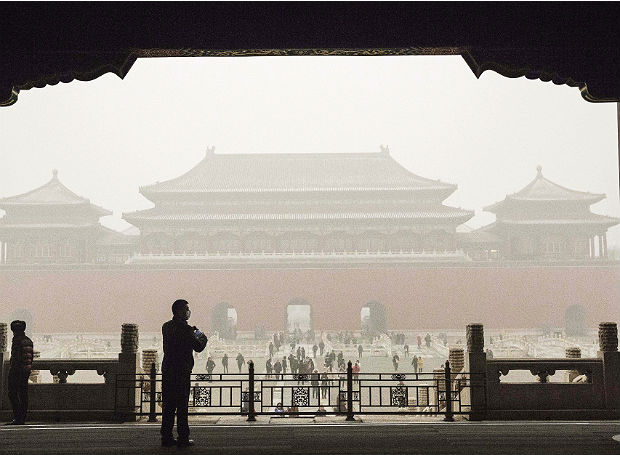 Por trás da forte neblina, vê-se a Cidade Proibida (antigo palácio imperial), em Pequim; no início de dezembro, a China, maior emissor de CO2 do mundo, viveu seu recorde de poluição
