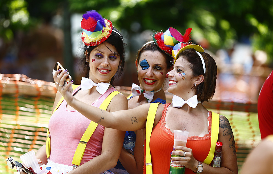 Folis se divertem no bloco Escangalha, no Rio, durante o Carnaval de 2015
