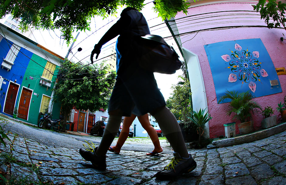 Vila Ângela, no bairro da Água Branca, cercada por espigões e que só recebe sol ao meio-dia.