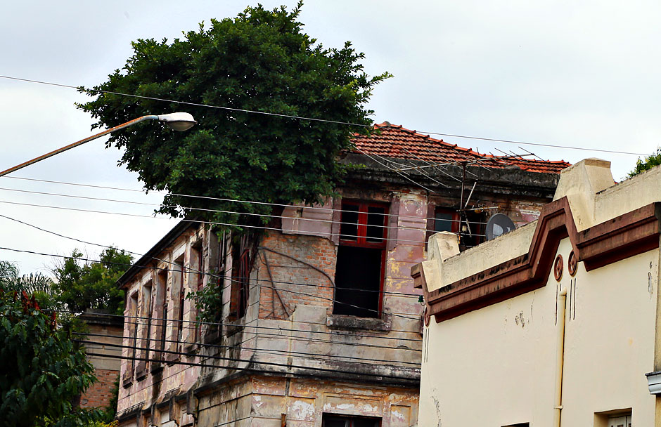 No Belenzinho, construções da Vila Maria Zélia estão abandonadas.