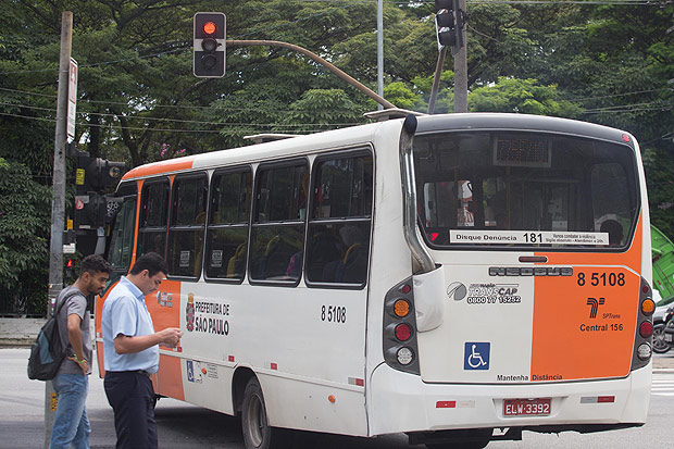 SAO PAULO - SP - 26.02.2016 - Motorista de onibus passa em sinal vermelho no cruzamento da rua Teodoro Sampaio com Av. Dr. Arnaldo. (Foto: Danilo Verpa/Folhapress, COTIDIANO) ***EXCLUSIVO FOLHA***