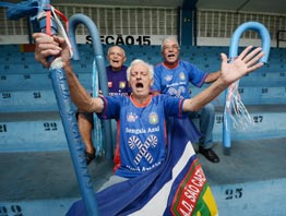 Torcida organizada Bengala Azul reúne aposentados fanáticos pelo São Caetano