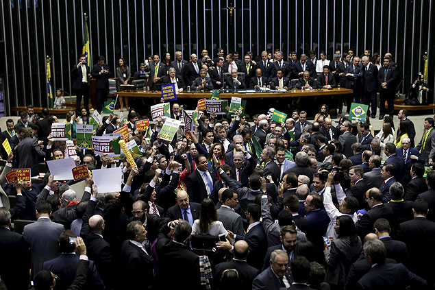 Diputados a favor y en contra del juicio poltico contra Rousseff se manifiestan antes del comienzo de la sesin, en la Cmara baja