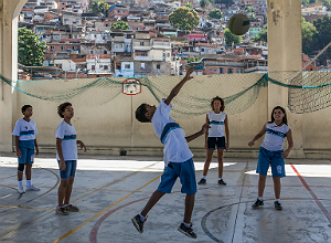 Alunos do sexto ano experimental da escola municipal Doutor Antoine Margarinos Torres Filho, no Morro do Borel (zona norte do Rio), jogam vôlei – Raquel Cunha/Folhapress