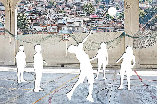Alunos do 6 ano experimental da escola municipal Doutor Antoine Margarinos Torres Filho, no morro do Borel (zona norte do Rio), jogam vlei
