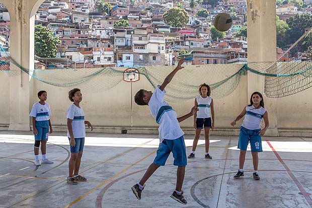 Alunos do 6º ano experimental da escola municipal Doutor Antoine Margarinos Torres Filho, no morro do Borel (zona norte do Rio), jogam vôlei