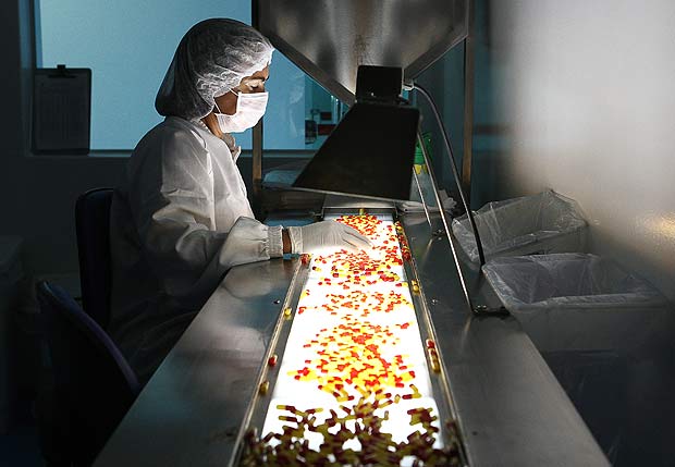 Máquinas do laboratório Genix, que produzem cápsulas para comprimidos de fármacos
