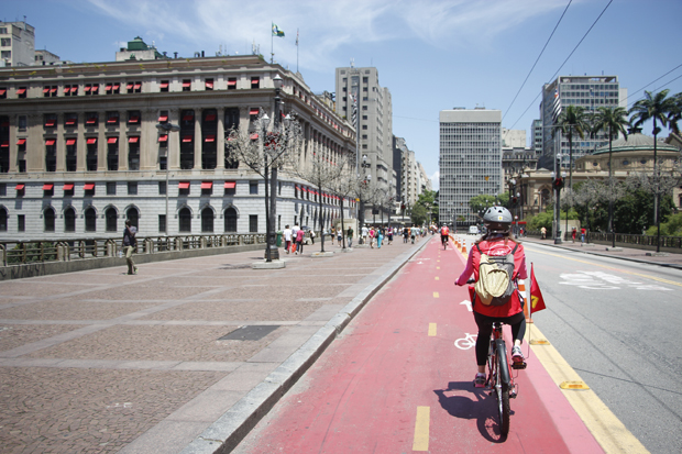 TOUR CENTRO turistas durante passeio de bicicleta Bike Tour SP pelo centro de Sao Paulo. ( Divulgacao) ***DIREITOS RESERVADOS. NO PUBLICAR SEM AUTORIZAO DO DETENTOR DOS DIREITOS AUTORAIS E DE IMAGEM***