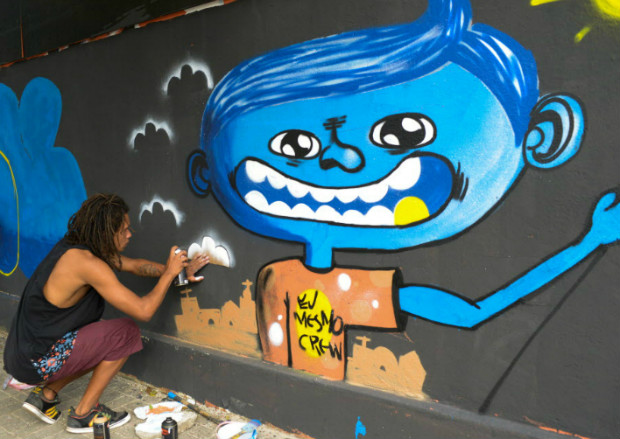 Participante faz grafite durante o 10 Encontro de Cultura Hip Hop & Aliados, em So Paulo