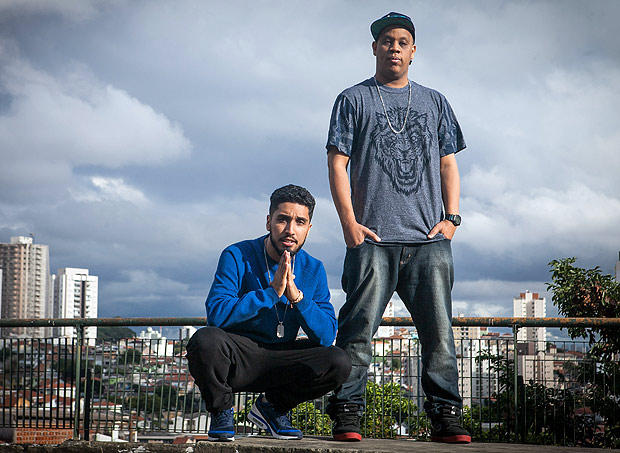 Os rappers Rashid e Kamau, na subprefeitura do bairro Tucuruvi