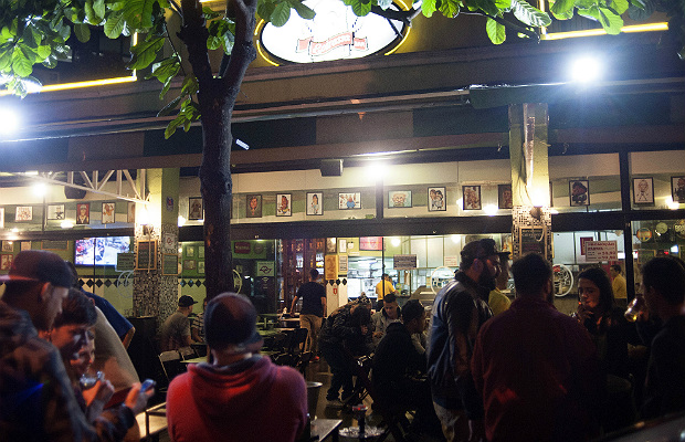 Frequentadores nas mesas da calada do bar Loirassa, no Jardim So Paulo