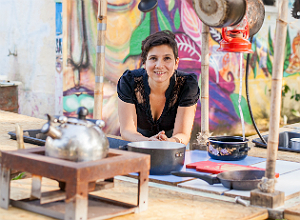 A artista Ingrid Cuestas e sua cozinha itinerante e sustentável, na zona sul de São Paulo Raquel Cunha/Folhapress