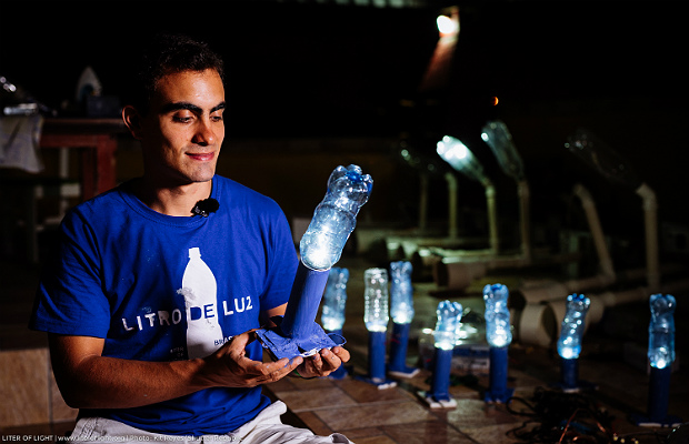 Vitor Belota Gomes, com garrafa PET usada para iluminação