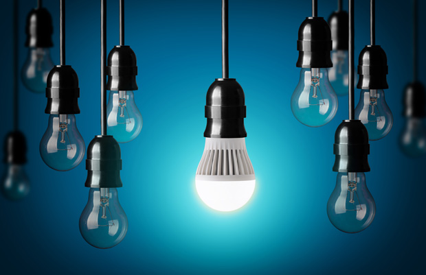 LED bulb and simple light bulbs.Blue background Foto:chones - Fotolia 