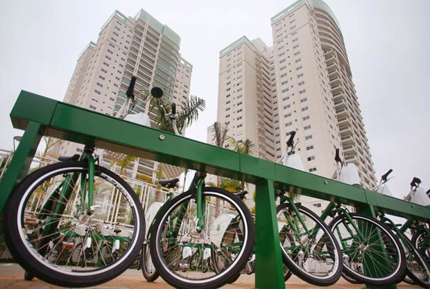 Bicicletrio compartilhado no Jardim das Perdizes, em So Paulo