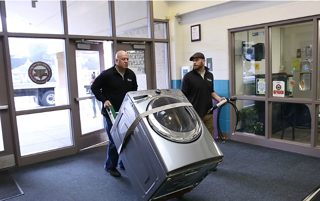 Funcionrios entregam mquina de lavar em escola dos EUA