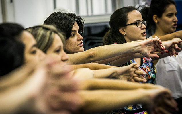 Alunos aprendem a fazer alongamento durante a aula de artes no Instituto Singularidades 