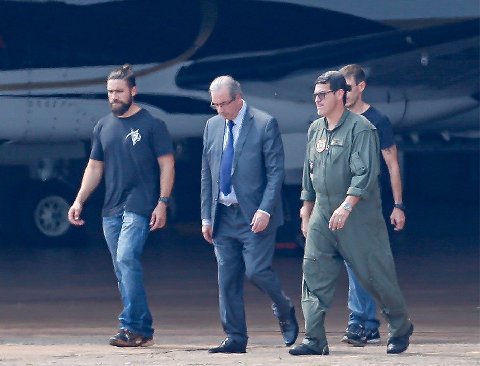 O ex-deputado Eduardo Cunha  levado preso at o avio da Polcia Federal
