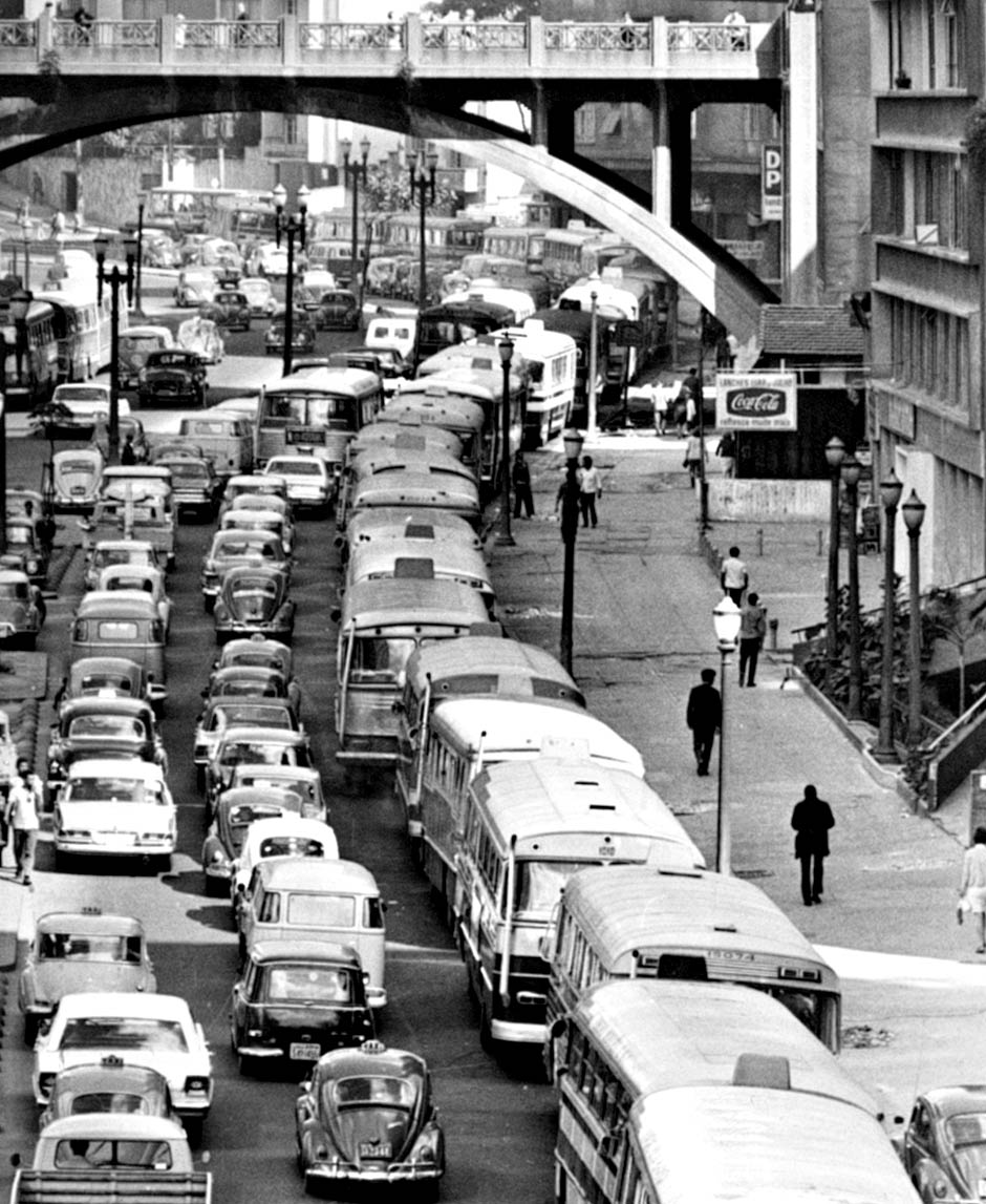 Trânsito na avenida 9 de Julho, em maio de 1970