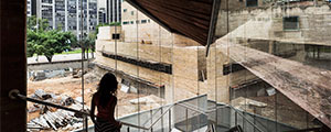 Vista da escada de vidro para obra da Praça das Artes, no centro de São Paulo – Eduardo Knapp 24.jan.2017/Folhapress