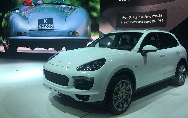 O Porsche Cayenne Hybrid durante apresentação na edição 2016 do Salão Internacional do Automóvel de Paris