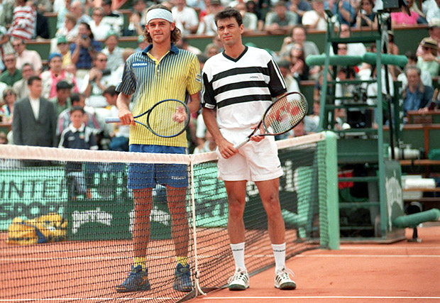 ORG XMIT: 375701_0.tif Torneio Aberto da Frana (Roland Garros), 1997: os tenistas Gustavo Kuerten (Guga) e o espanhol Sergi Bruguera, antes do jogo da final. (Paris, Frana, 08.06.1997. Foto de Otvio Dias de Oliveira/Folhapress) 