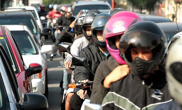 Fila de motos na avenida Eusbio Matoso, na zona oeste de So Paulo 