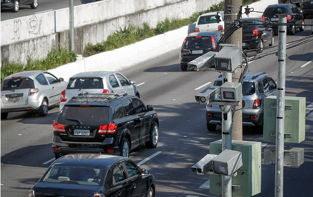 Carros passam por radares instalados na av. Moreira Guimares, em So Paulo
