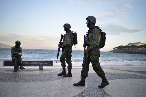 Soldados do Exrcito fazem patrulhamento na orla da praia de Copacabana em fevereiro deste ano