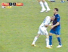 Zinedine Zidane ( esquerda) desfere uma cabeada no zagueiro Materazzi 