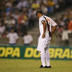 Romário passa em branco e vê o Vasco ser eliminado pelo Gama da Copa do Brasil