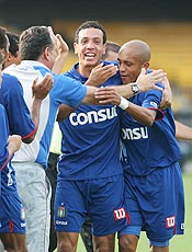 Jogadores do So Caetano comemoram gol em vitria 