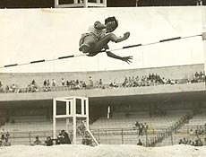 A atleta brasileira Deise de Castro ganha medalha de prata na prova de salto em altura com 1m59.