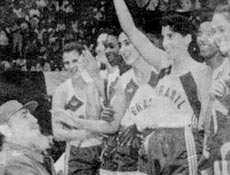 Presidente de Cuba, Fidel Castro cumprimenta jogadoras da seleção brasileira de basquete por ouro pan-americano.