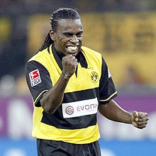 Texto: Dortmund's Tinga celebrates his first goal during the German first division Bundesliga soccer match between Borussia Dortmund and VfL Bochum in Dortmund, Germany, on Friday, Oct. 5, 2007. (AP Photo/Martin Meissner) ** NO MOBILE USE UNTIL 2 HOURS AFTER THE MATCH, WEBSITE USERS ARE OBLIGED TO COMPLY WITH DFL-RESTRICTIONS, SEE INSTRUCTIONS FOR DETAILS **