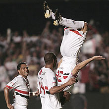 Hernandes ( dir.) comemora o primeiro gol do So Paulo com Leandro e Alosio