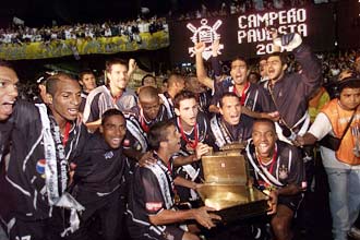Jogadores corintianos comemoram ttulo do Paulista-2003